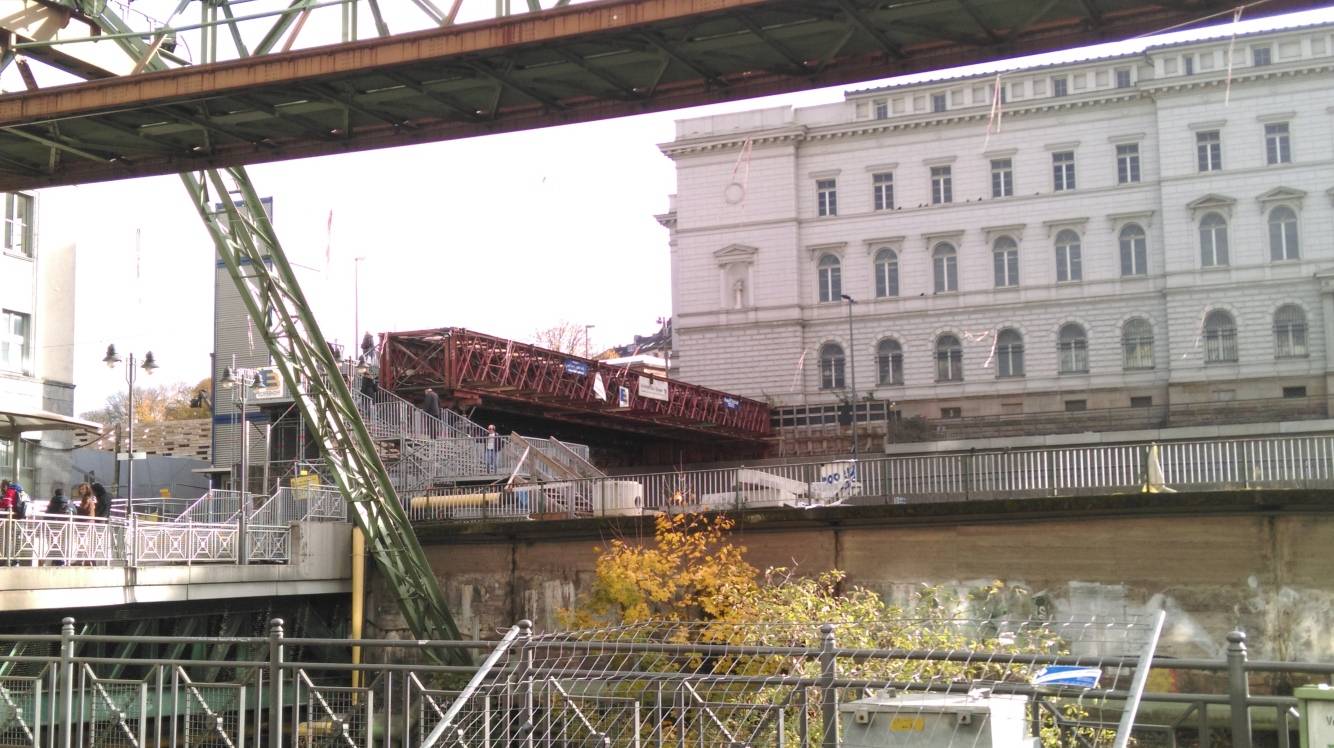 Abbau der Behelfsbrücke am Bahnhof