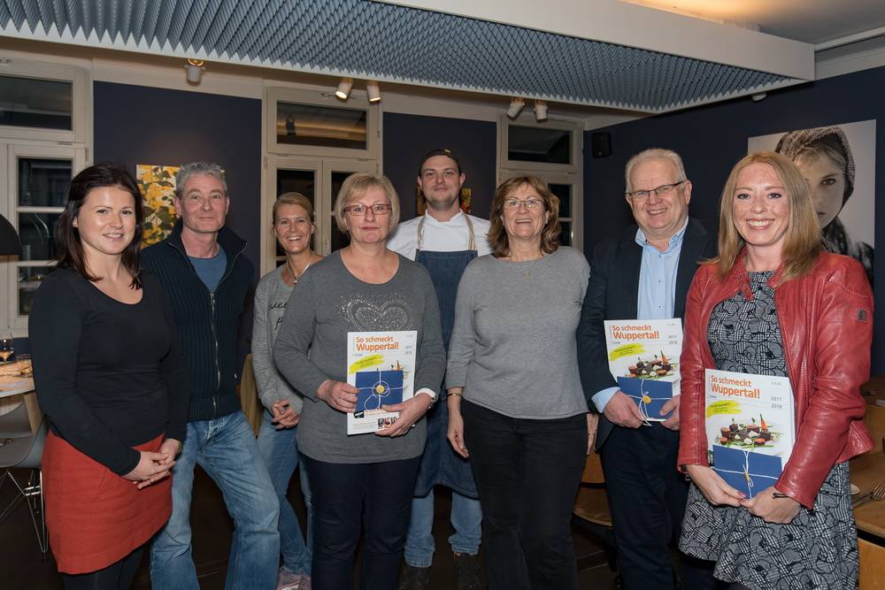  Birgitta Fildhaut, Wolfgang Schmitt und Elke Siere (von re.) mit Philipp Grimm (Mi.) sowie Nina Bossy, Stefan Seitz und Stefanie Pöller. 