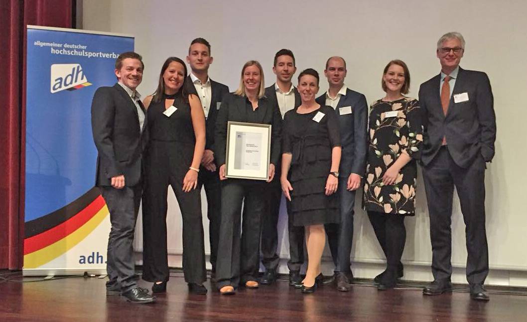  Große Freude über die Auszeichnung "Hochschule des Jahres" beim Wuppertaler Hochschulsport-Team um Leiterin Katrin Bührmann (4.v.l.) und Uni-Kanzler Dr. Roland Kischkel (rechts). 