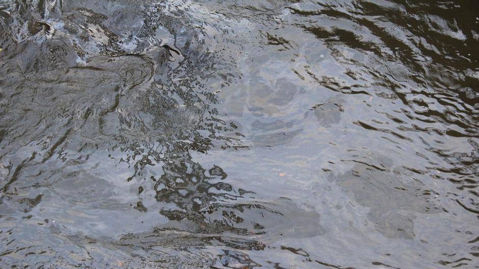 Öl auf der Wupper