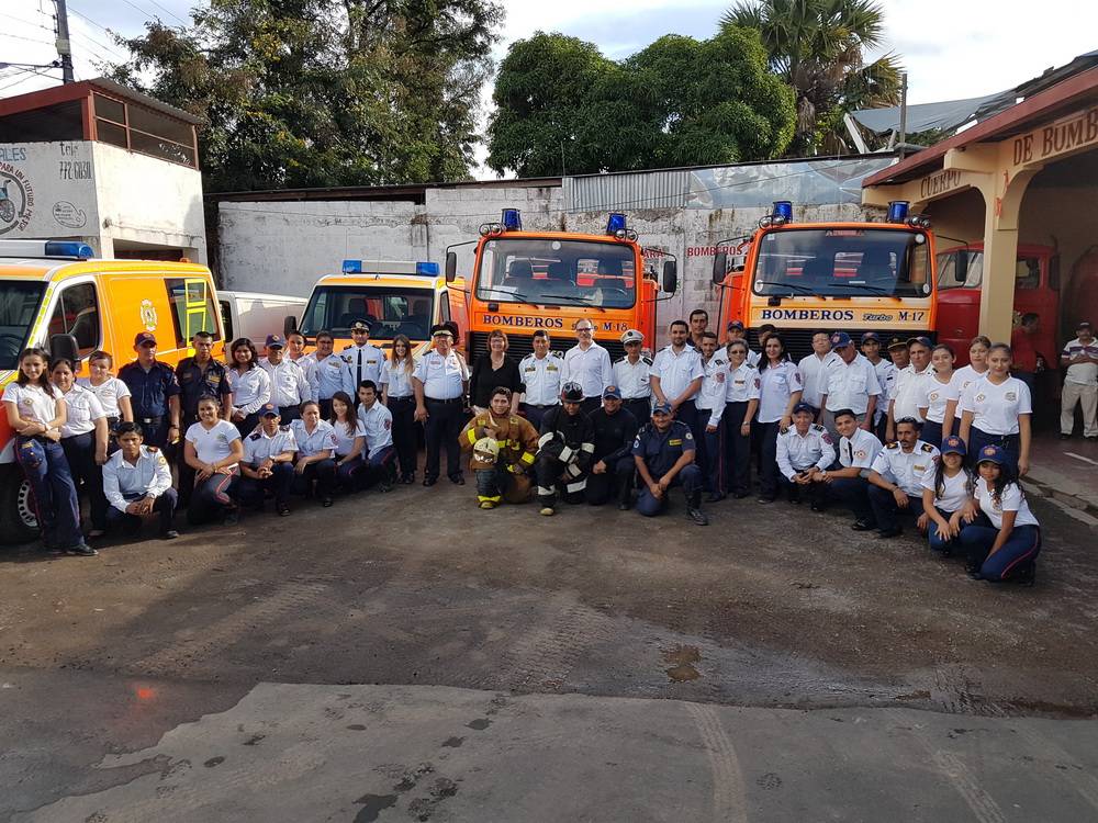  Oberbürgermeister Andreas Mucke mit der Feuerwehr in Matagalpa vor Löschfahrzeugen, die in Wuppertal ausgemustert wurden und in Matagalpa wichtig für den Rettungseinsatz sind. 