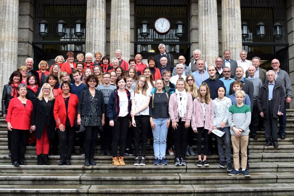  Die drei Chöre mit Vertretern aus Wuppertal und Solingen vor dem Barmer Rathaus. 