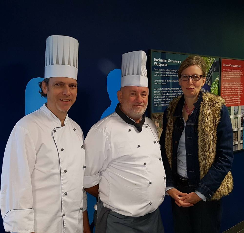  Von li.: Oliver Berfelz (Küchenleiter), Jubilar Hans Adloff, Sandra Neumann (Abteilungsleiterin Verpflegungsbetriebe) 