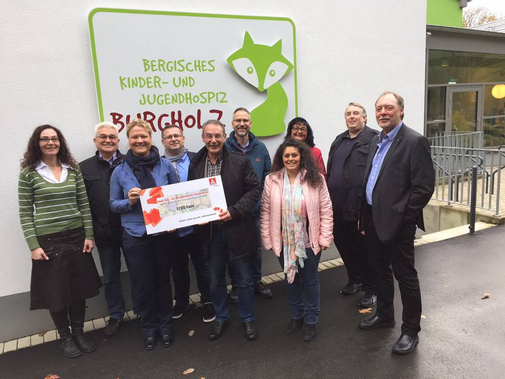  Die offizielle Scheckübergabe. 