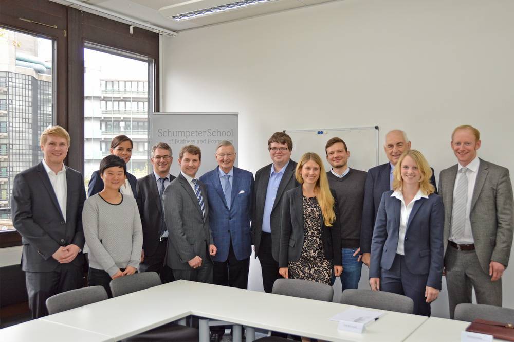  Förderer Eberhard Robke (Mi.) mit den geförderten Doktorandinnen und Doktoranden sowie Dekan Prof. Dr. Nils Crasselt (5.v.l.), Jurymitglied Prodekan Prof. Dr. Falko (4.v.l.), Jurymitglied Prof. Dr. Gerhard Arminger (3.v.r.) und Jurymitglied Prof. Dr. André Betzer (re.). 