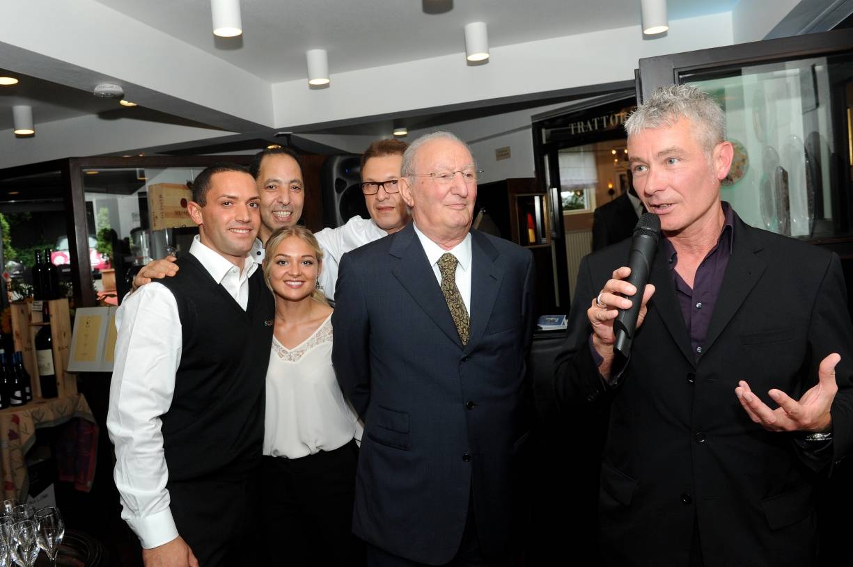  Noch bis Ende Juli feiert das Restaurant Scarpati 35 Jahre am Standort Scheffelstraße — mit einem besonderen Menü, das für 35 Euro zu haben ist. Am 1. Juli gab es zum festlichen Anlass einen Abend mit Gastkoch Raffaele Cesare Cannizzaro (3.v.l.), der 2005 im „Scarpati“ den bisher einzigen Wuppertaler Michelin-Stern erkocht hatte. Mit im Bild oben von links nach rechts: Junior-Chef Jerome Scarpati, seine Lebensgefährtin Angelika Hensel, „Scarpati“-Küchenchef Benaissa Charrak, Senior-Chef Aniello Scarpati und Rundschau-Redakteur Stefan Seitz, der den Abend mit einer kurzen Moderation einleitete. 