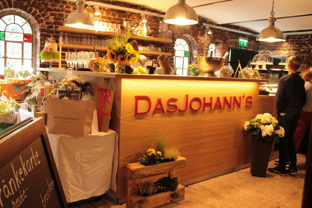  Das „Johann’s“: Viele stimmungsvolle Einrichtungsdetails im neuen Café hinter den Backsteinmauern des früheren „Boda Weinhauses“ in der Beek 33. 