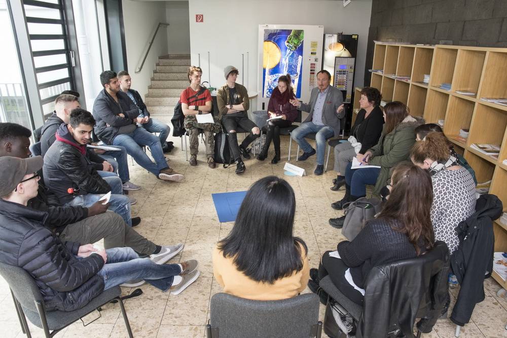  Einer der Gesprächskreise, hier mit Manfred Todtenhausen von der FDP. 
