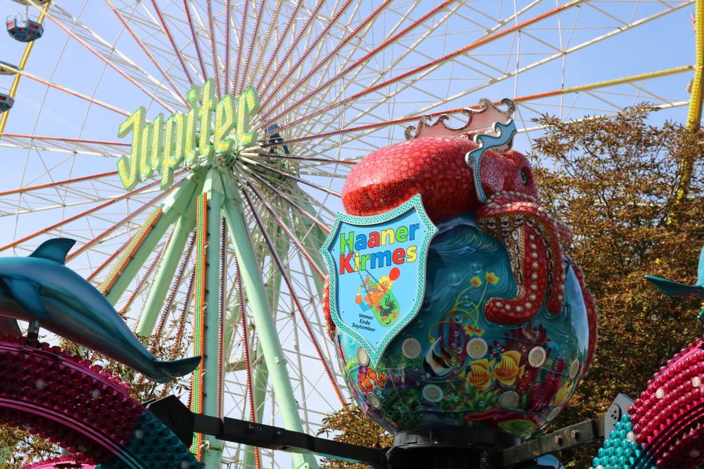  Eine der Attraktionen der Haaner Kirmes ist das rund 50 Meter hohe Riesenrad „Jupiter“. 