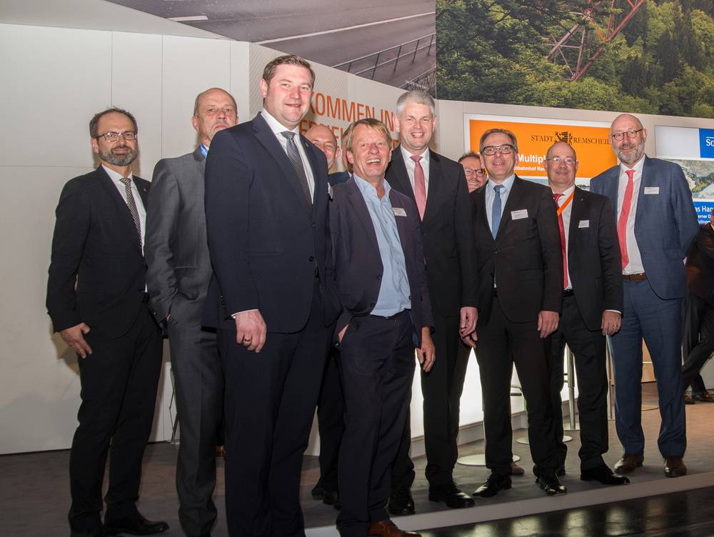  Von li.: Thomas Grigutsch (IHK), Hartmut Hoferichter (Stadtdirektor Solingen), Solingens Oberbürgermeister Tim O. Kurzbach, Frank Balkenhol (Wirtschaftsförderung Solingen), Remscheids Oberbürgermeister Burkhard Mast-Weisz, Christoph Dammermann (NRW-Ministerium), Peter Heinze (Beigeordneter Stadt Remscheid), Wuppertals Oberbürgermeister Andreas Mucke, Stephan A. Vogelskamp (BSW) und Johannes Slawig (Stadtdirektor Wuppertal). 
