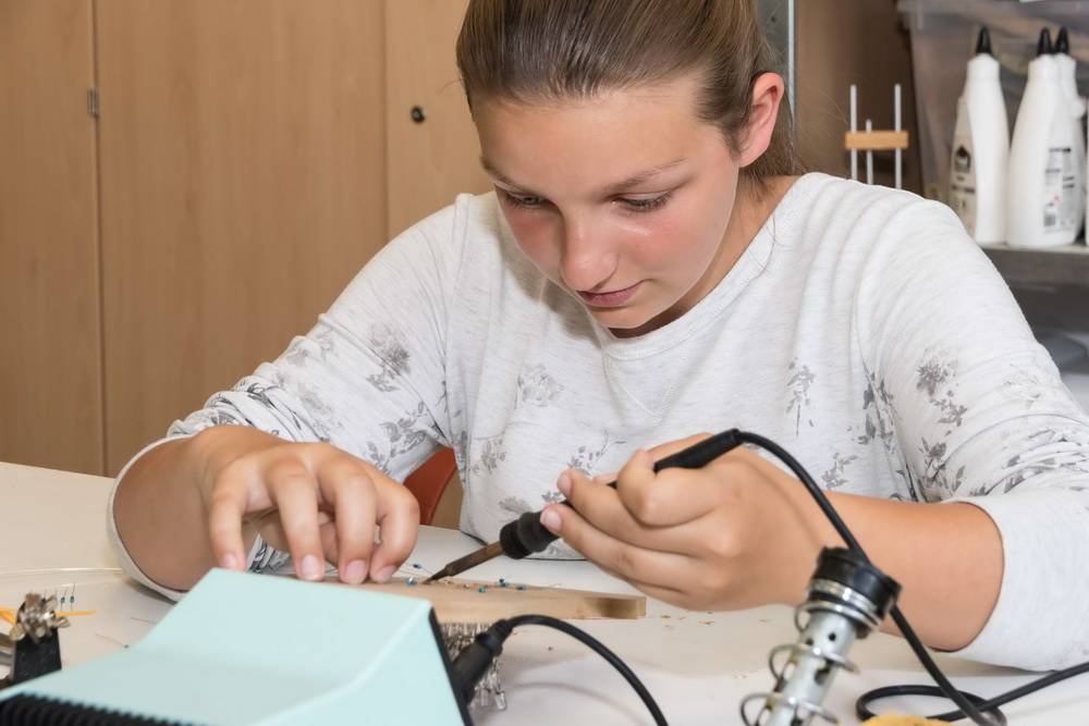  Konzentration pur bei einer jungen Junior Uni-Studentin. 