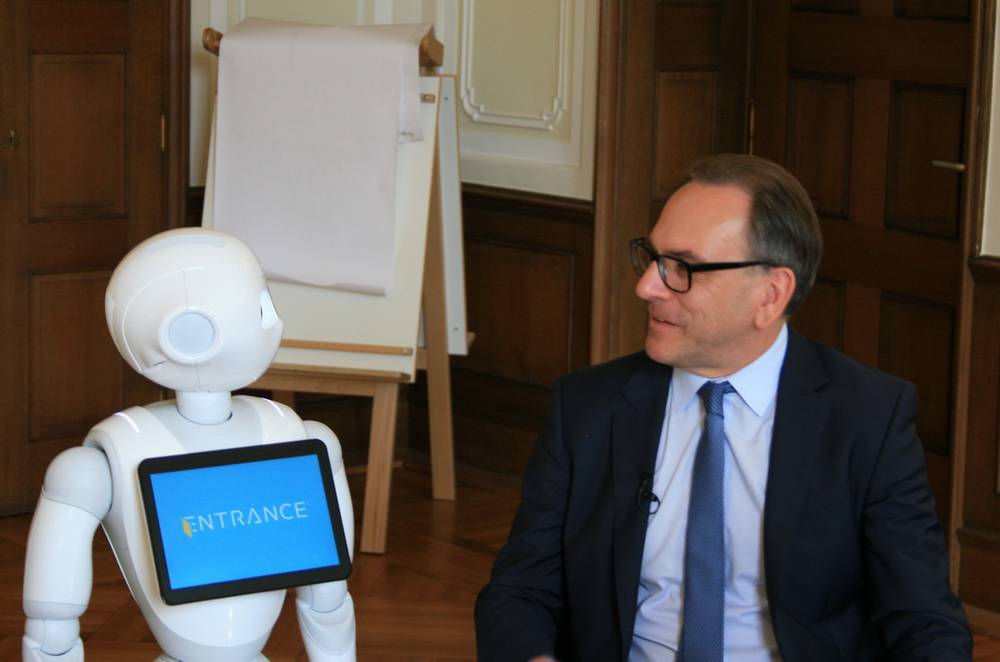  "Pepper" und Wuppertals Oberbürgermeister Andreas Mucke. 