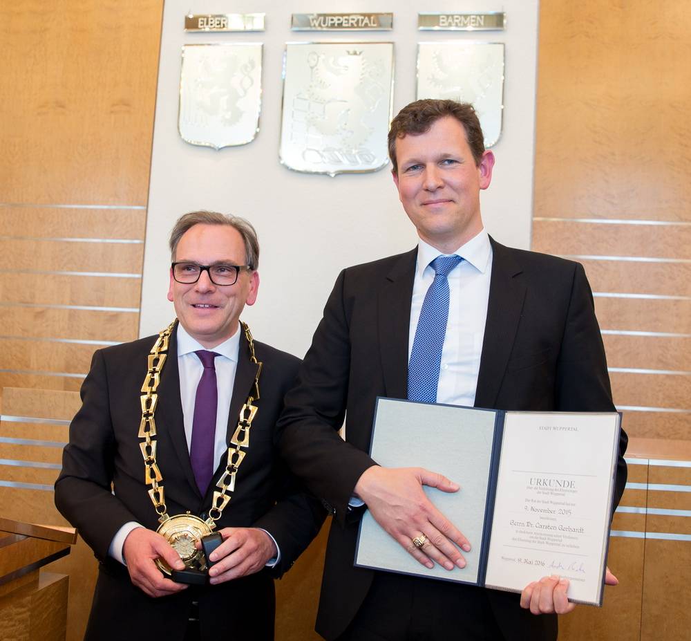  OB Andreas Mucke (links) dankte dem „Macher der Nordbahntrasse“ Carsten Gerhardt für sein ehrenamtliches Engagement. 