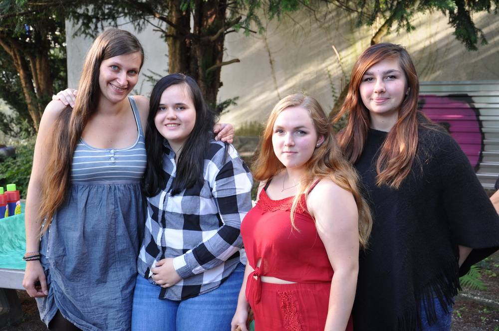  Unser Bild zeigt SkF-Mädchenwohnheim-Betreuerin Olga Siemens mit ihren Schützlingen Lisa, Laura und Lisa. 