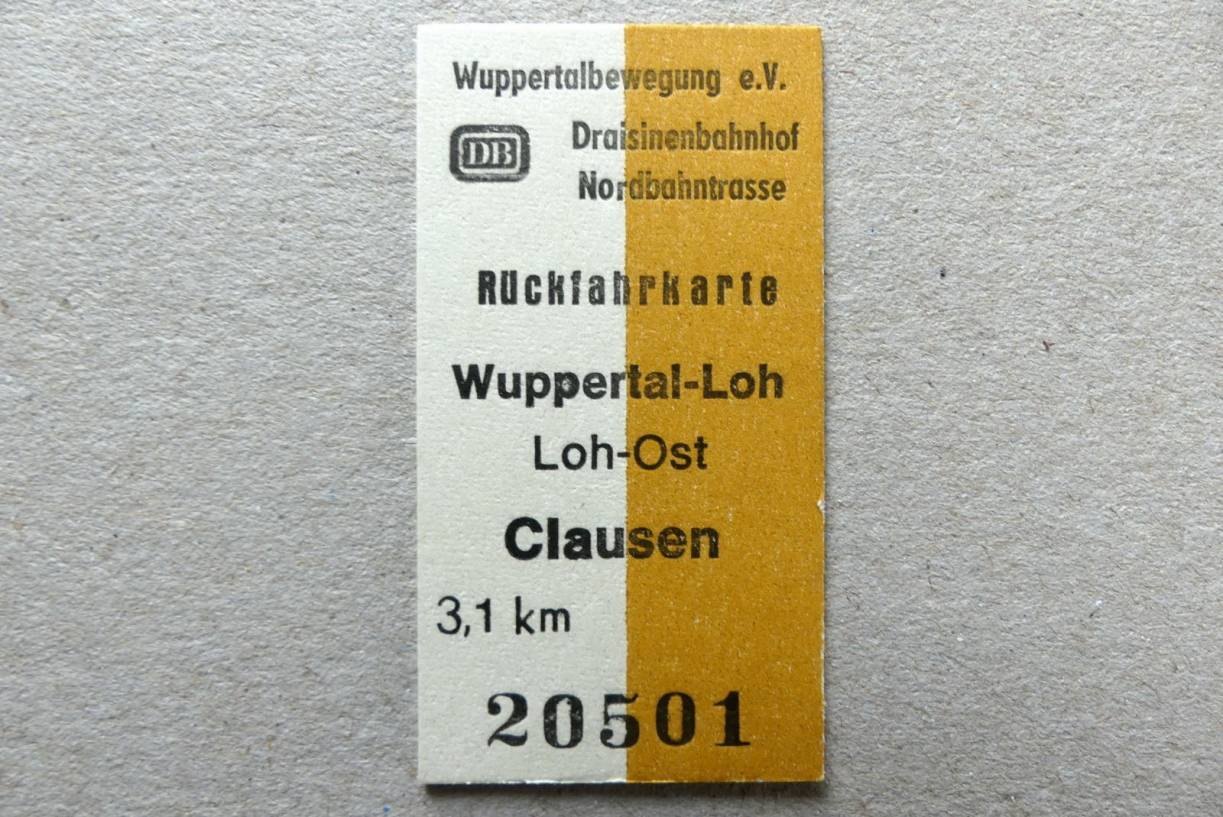  Rolf Dellenbusch hatte zur offiziellen Einweihungsfahrt die neuen Original-Fahrkartenpappen mit passendem Aufdruck ausgegeben und mit einer Schaffnerzange entwertet. 