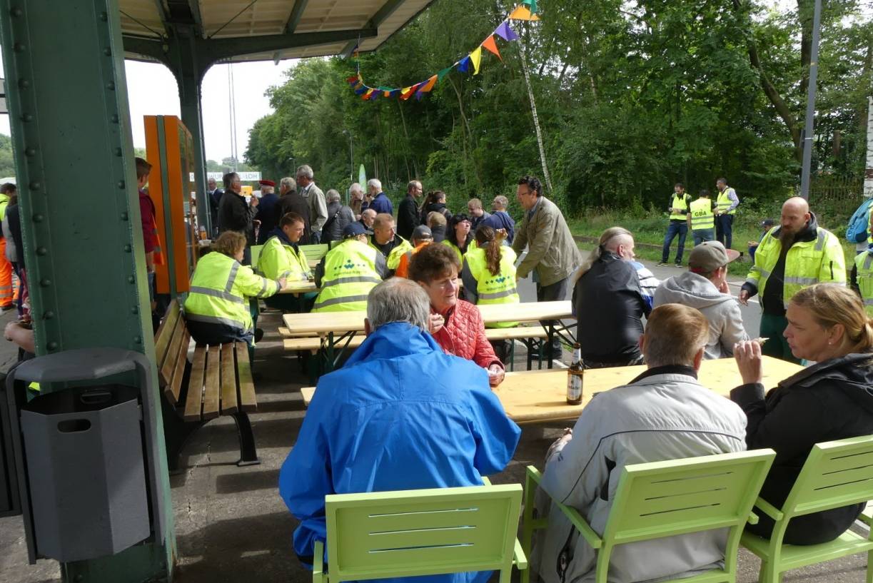  Volles Haus auf dem Bahnsteig am Bahnhof Loh bei der Einweihung des Fahrrad-Draisinen-Gleises Nr. 4.  