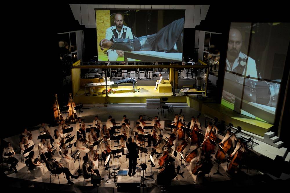  Ein Fall von visueller Überfrachtung? Irgendwo in der Mitte zwischen Streichern (vorne) und Bläsern (hinten) liegt der tote Siegfried, von Gunther bewacht, wie man auf den Leinwänden erkennt. 