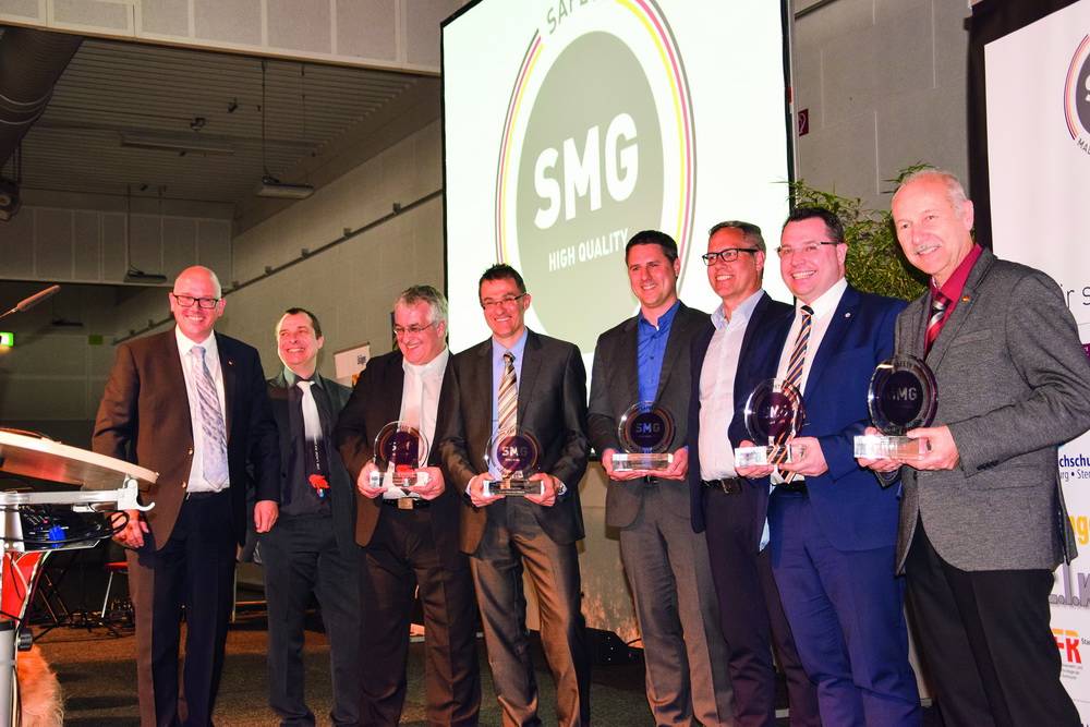  Die Preisträger des „Safety made in Germany“-Gütesiegels 2017 (v.l.): Dirk Aschenbrenner (Präsident der vfdb), Peter Scheumann und Roland Lutz (GEOBYTE SOFTWARE GmbH), Jan-Erik Hegemann (Feuerwehr-Magazin des Ebner-Verlages), Hanno Heeskens, Dirk Bülles (cubos Internet GmbH), Stefan Truthän (hhpberlin Ingenieure für Brandschutz GmbH) und Prof. Dr.-Ing. Uli Barth (Bergische Universität Wuppertal). 