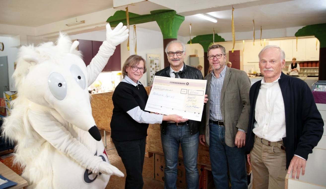  Spendenübergabe in der Igelstation: Monika Thomas vom Igel-Netzwerk freut sich über 2.500 Euro des „ebv“, die Gerd Schmidt, Heinz Dohmen und Jürgen Kromberg (v.li.) zusammen mit Maskottchen Théo überreichten. 