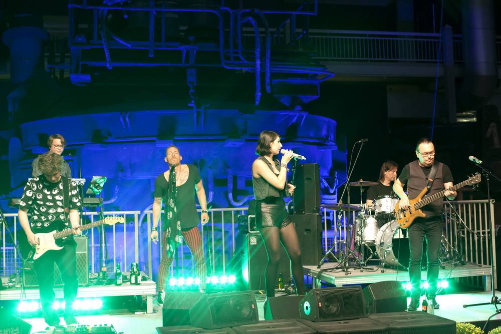  Die Band „Flieger Reloaded“ und Sängerin Kate Black treten am Samstagabend im Festzelt auf. 