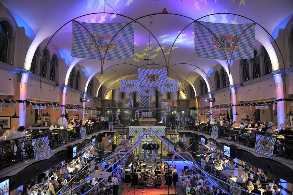  Das festlich geschmückte Brauhaus. 