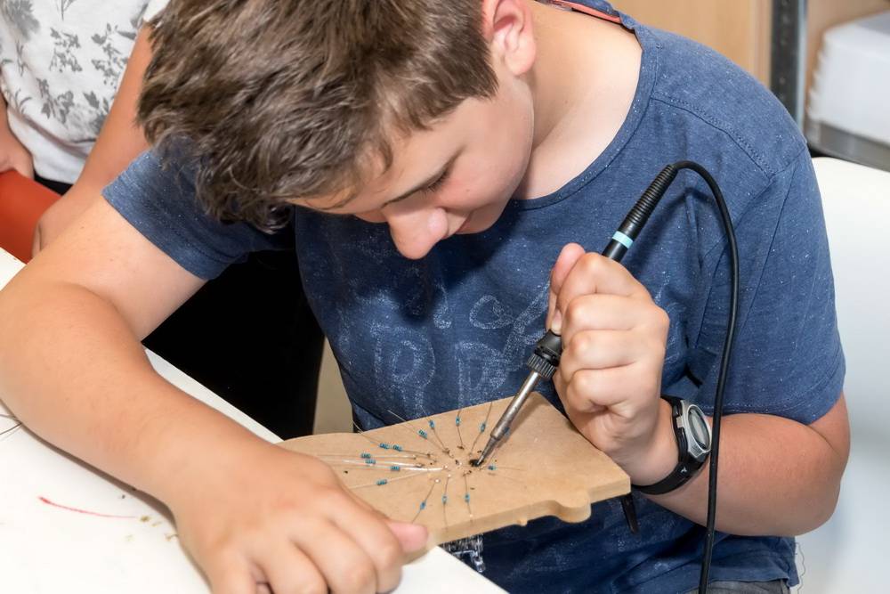  Einzelne LEDs lötet dieser Junior Uni-Student für einen programmierbaren Leuchtwürfel zusammen.  