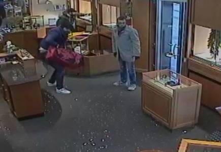  Die Täter während des Überfalls. 