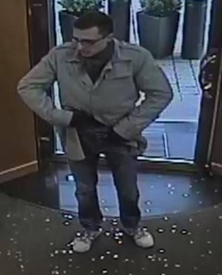  Einer der Männer war nicht maskiert. 