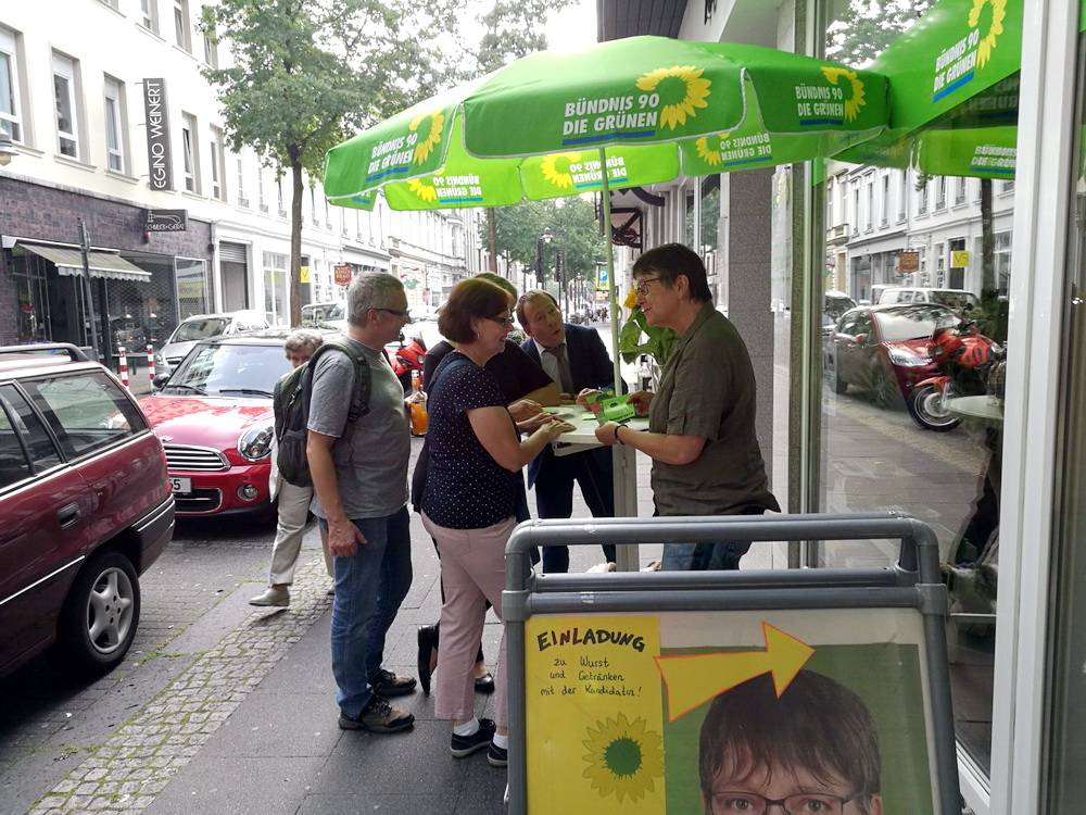  Sylvia Meyer (re.) im Wahlkampf. 