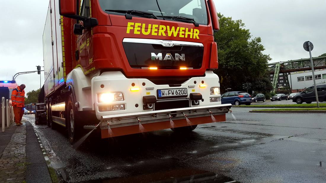  Das Ölsaugfahrzeug im Einsatz. 