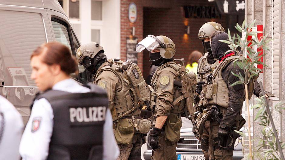 Sie durchsuchten mehrere...