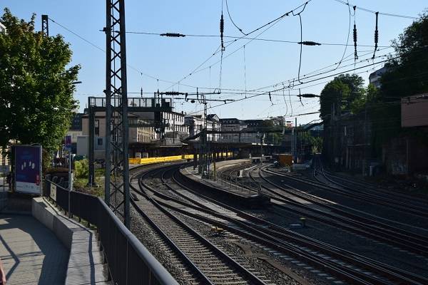  Wochenlang blieben die Gleise leer. Nun rollen wieder die ersten Züge.  