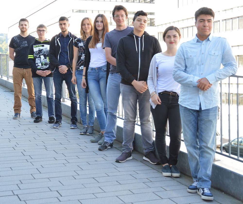  Die neuen Azubis an der Bergischen Uni (v.l.): Domenico Passarelli (Baustoffprüfer), Lars Klein (Tischler), Selim Aksoy (Werkzeugmechaniker), Antonia Josteit (Sport- und Fitnesskauffrau), Sandra Saal (Technische Produktdesignerin), Philip Schreiber (Industriemechaniker), Nabil Allali (Werkzeugmechaniker), Melisa Melodi Aslanalp (Fachangestellte für Medien- und Informationsdienst) und Batuhan Cinar (Fachinformatiker Systemintegration). 