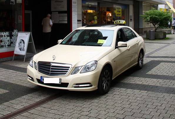 80-jähriger Patient im Taxi ausgerückt