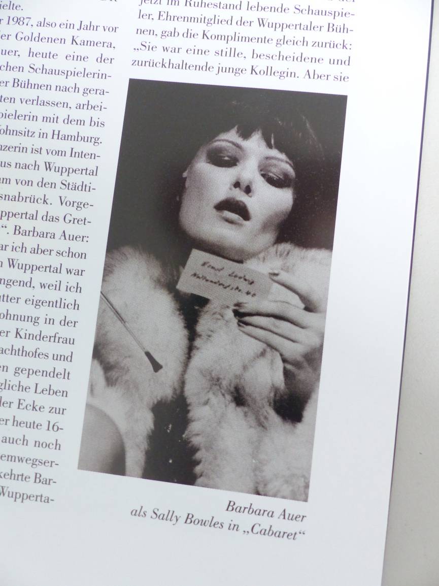  Ein Ausschnitt aus dem längst vergriffenen Buch „Sprungbrett Wuppertal“, in dem Barbara Auer über ihre Zeit in Wuppertal berichtet. Im Bild ist sie als Sally Bowles in „Cabaret“ zu sehen. 