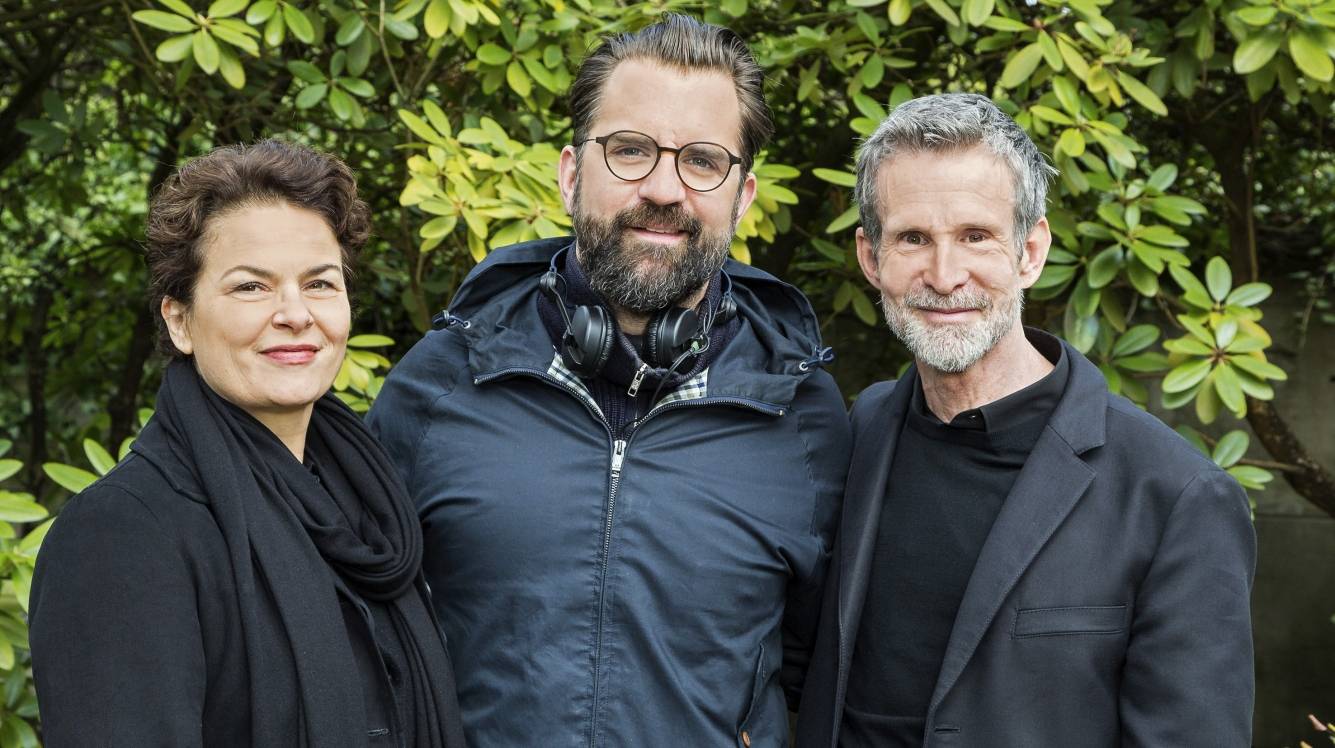  Barbara Auer mit Regisseur Rick Ostermann. In „Krieg“ spielt sie eine Frau, deren Sohn sich als Bundeswehrsoldat verpflichtet und der bei einem Auslandseinsatz ums Leben kommt. 