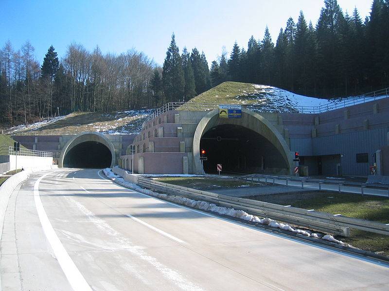 L 418: Engpass vor dem Tunnel Burgholz