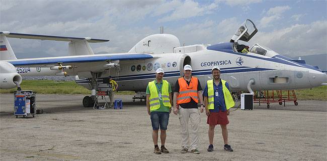  Das Team der Bergischen Uni vor der M55-Geophysica am Flughafen Kathmandu (v.l.): Thorben Beckert, Prof. Michael Volk und Johannes Wintel. 