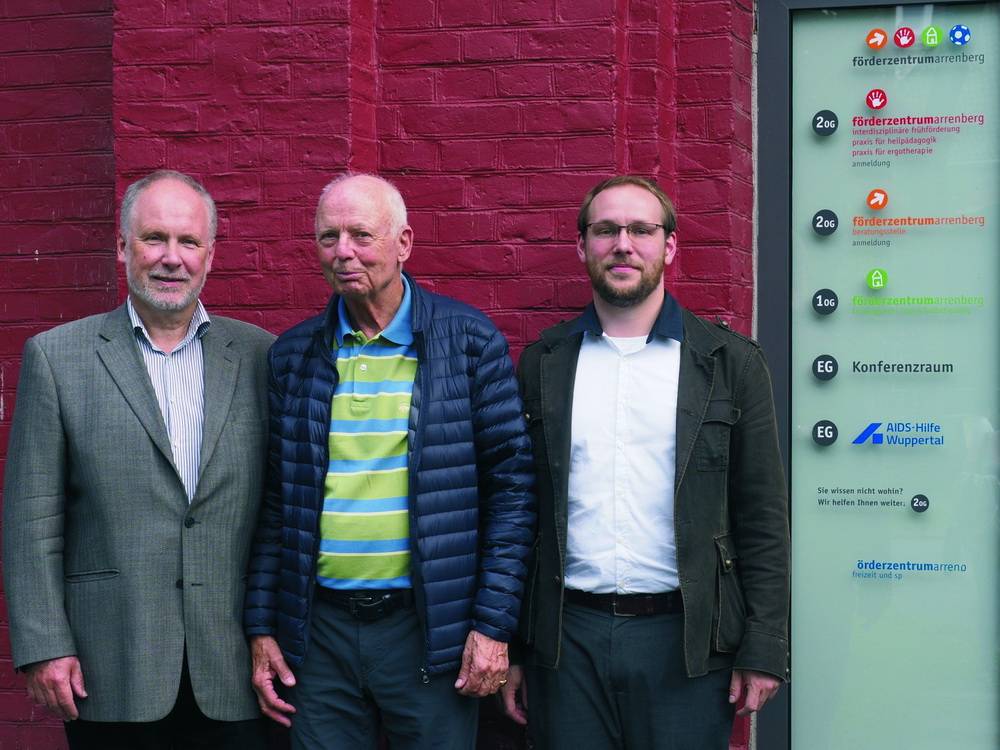  Jürgen Wolff (Mi.) beim Besuch des Förderzentrums von "Behindert - na und?" mit Geschäftsführer Dr. Wolfgang Seidel (li.) und Fachbereichsleiter Mathis Klima (re.). 