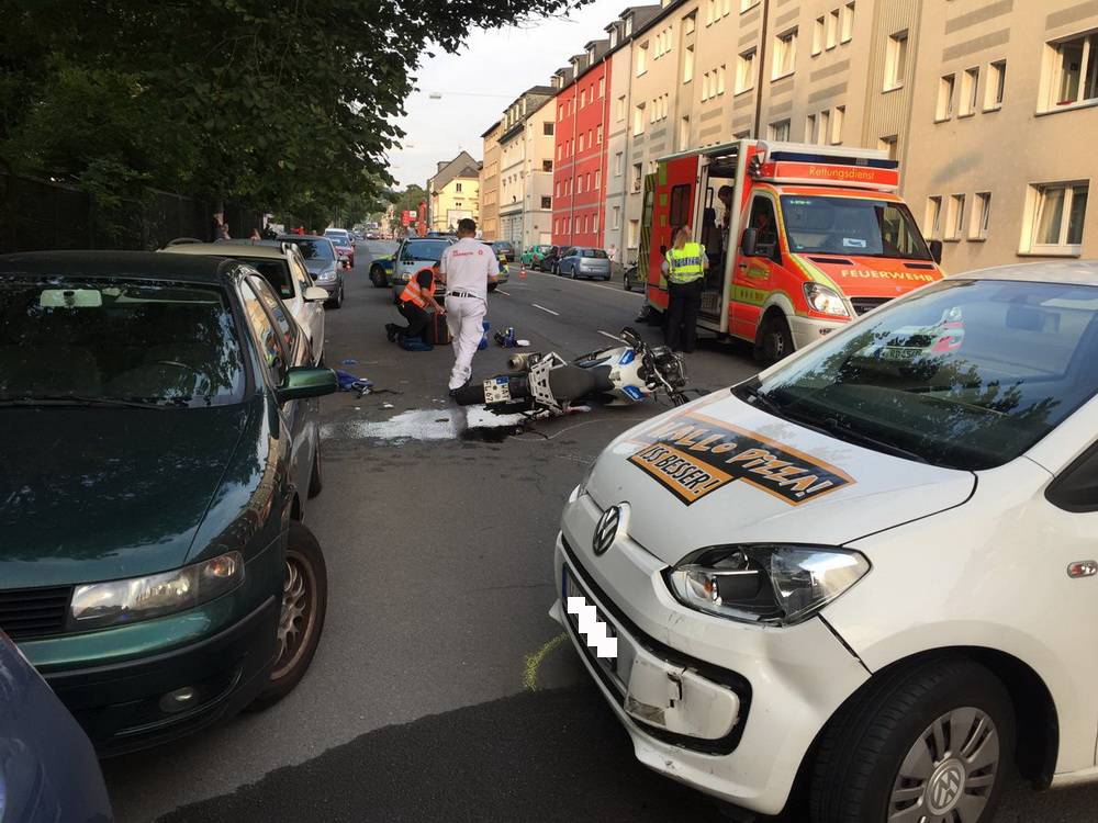 Auto rammt Motorrad