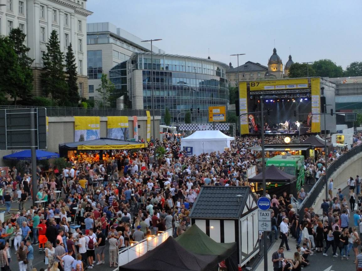  Besondere Atmosphäre am Samstagabend auf der B7 beim Auftritt der Jazz-Formation „Club des Belugas“ 