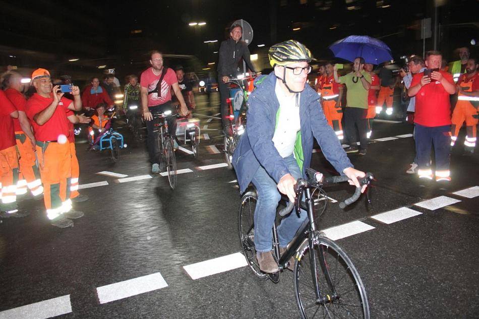  Die Jungfernfahrt auf der neuen B7 übernahm Oberbürgermeister Andreas Mucke höchstpersönlich. Gegen 3 Uhr startete er am Montagmorgen per Fahrrad, rund 150 Menschen schauten zu. 