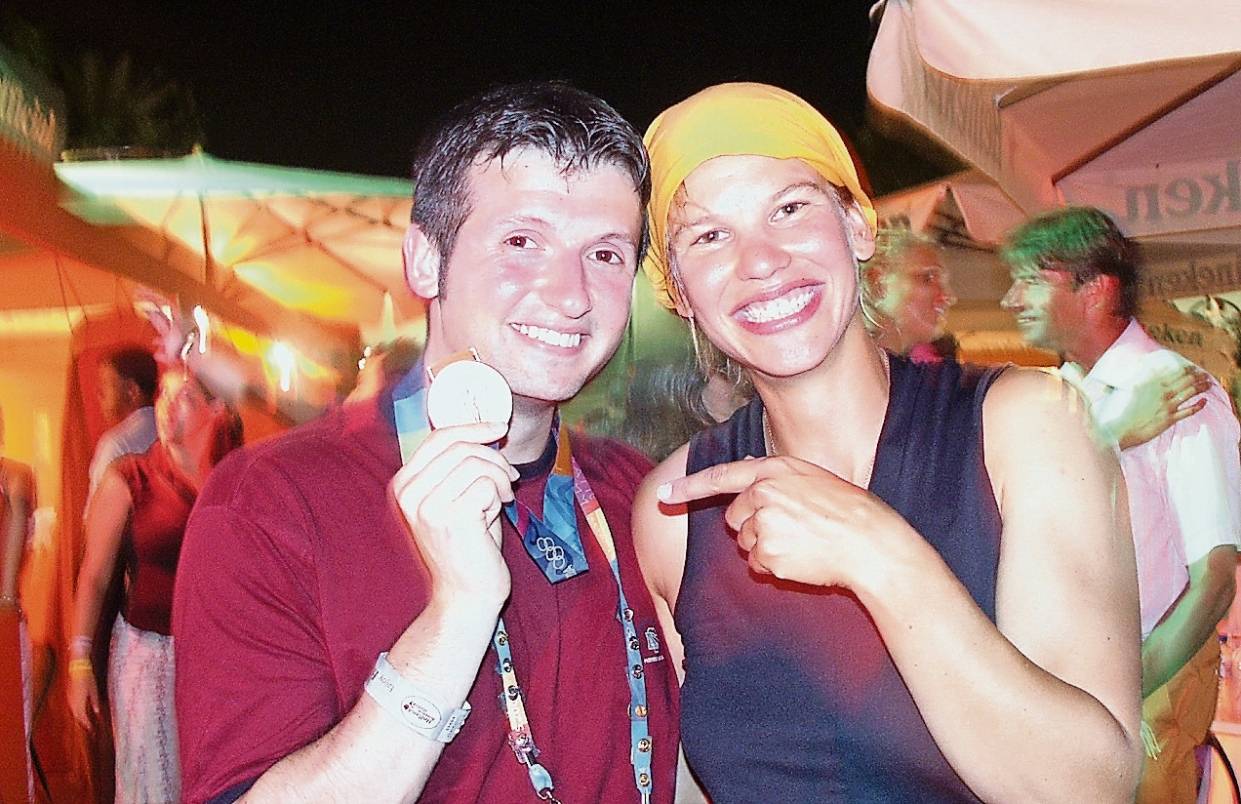  Da ist das Ding! Eine niederländische Ruderin freut sich mit Milos Jovanovic über ihre Medaille. 