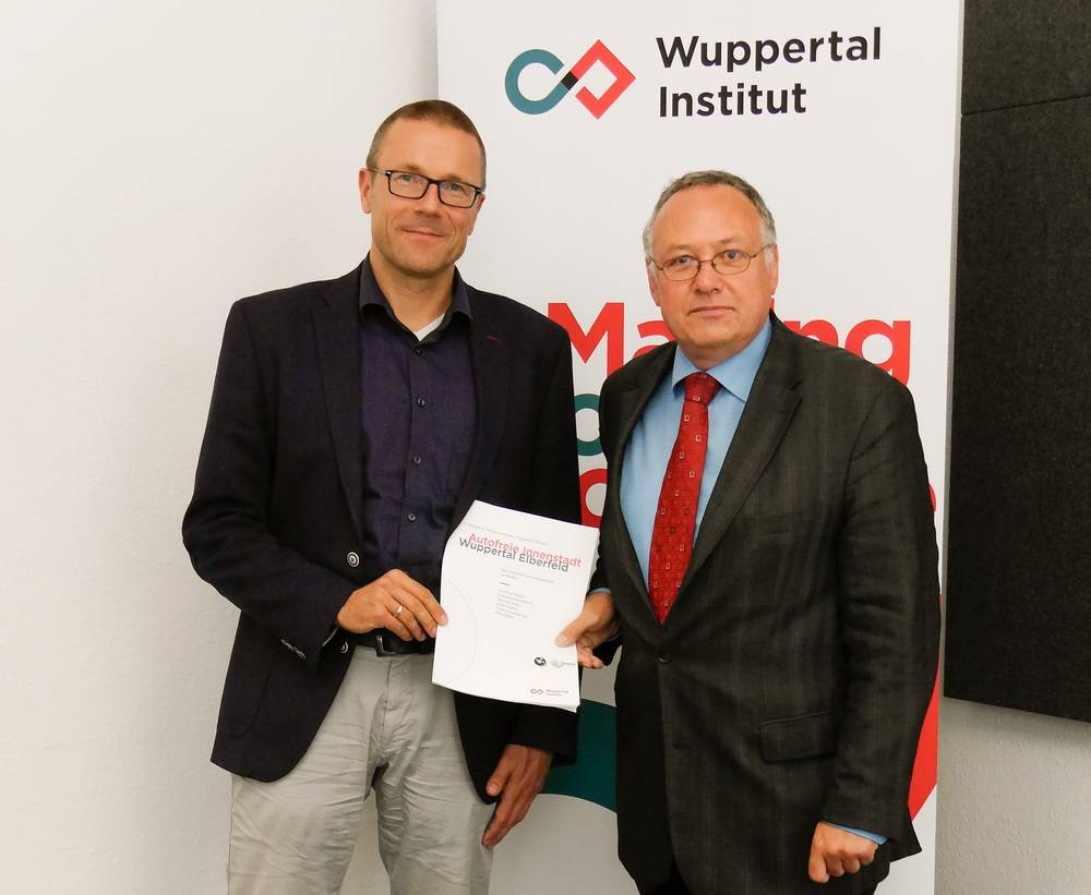  Uwe Schneidewind (li.) und Oscar Reutter präsentieren ihr Impulspapier für eine Verkehrswende in der Elberfelder Innenstadt. 