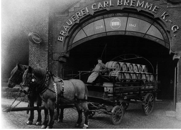  Große Vergangenheit in Schwarz-Weiß — die Pferdewagen der Bremme-Brauerei.  