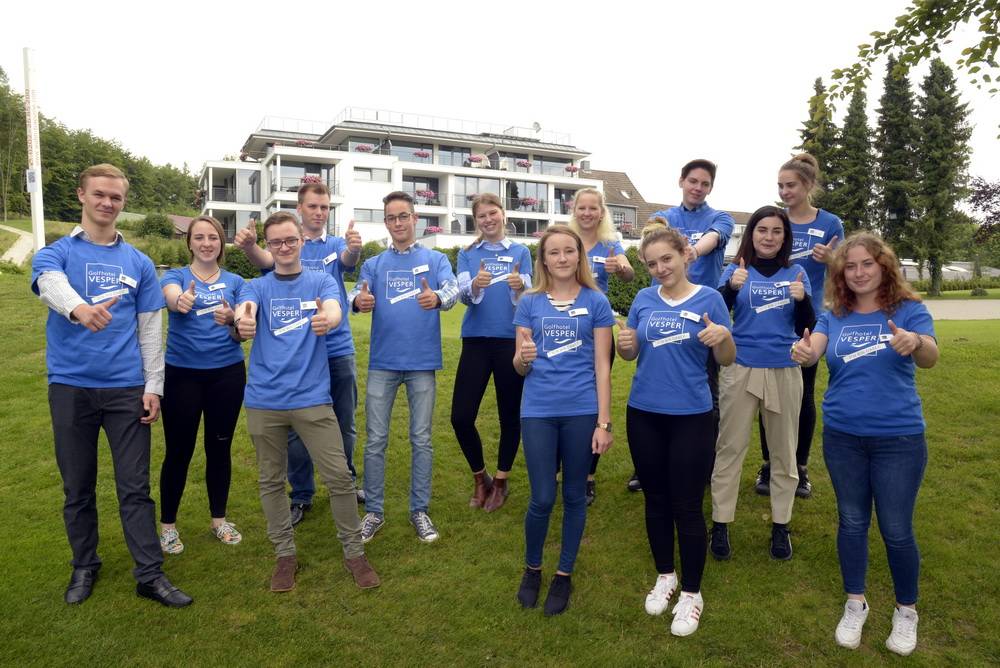  Motiviert und aufgeregt sind am 1. August elf Azubis und drei duale Studenten im „Golfhotel Vesper“ gestartet. Sie freut vor allem die Vielseitigkeit am neuen Joballtag. 