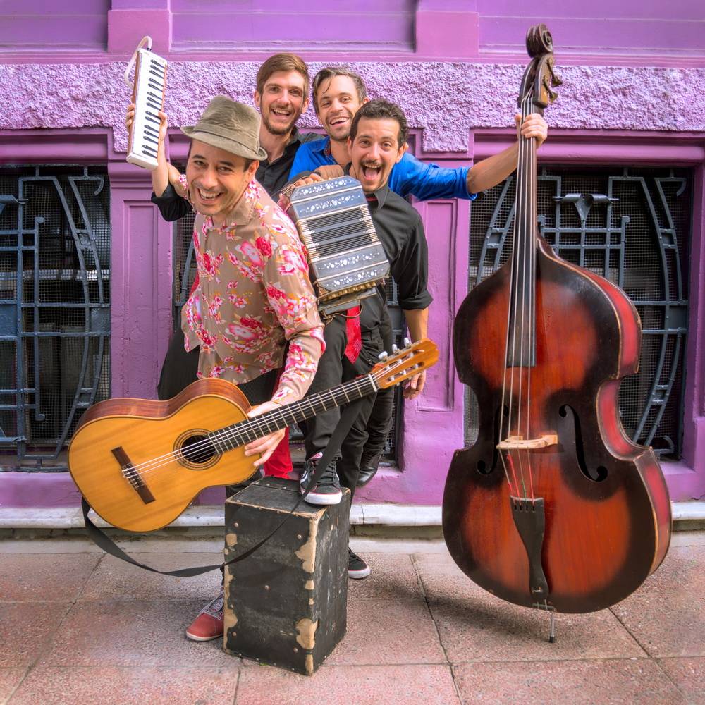  Die Band "Amores Tangos". 