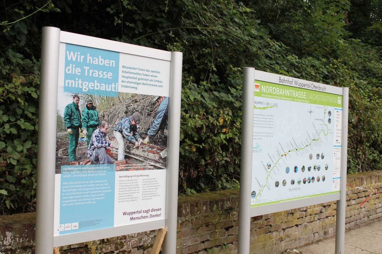  Fünf Schilder entlang der Nordbahntrasse erzählen, dass langzeitarbeitslose Menschen einen Hauptanteil am Umbau der ehemaligen Bahnstrecke geleistet haben. 