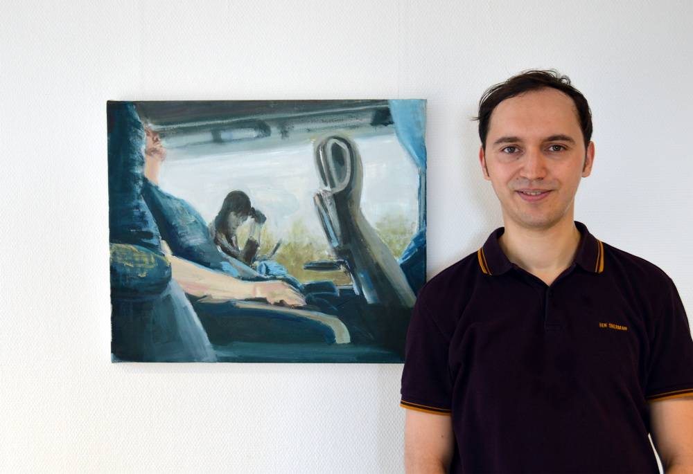  Künstler Patrick Jaksic mit einem seiner Bilder. 