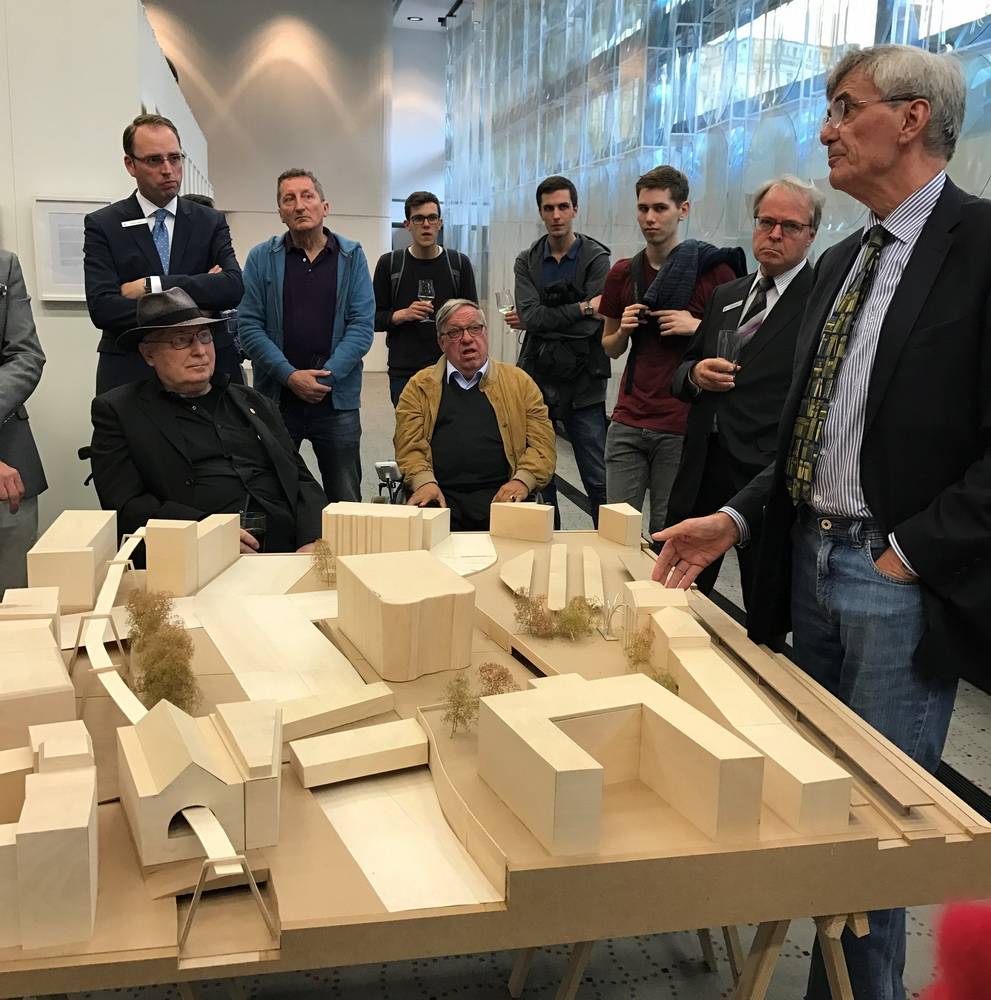  Dr. Bernd Huppertsberg stellte im Sparkassen-Forum das von Studenten der Uni erstellte Modell vor.  